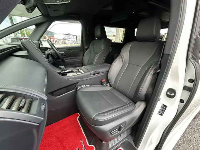 トヨタ アルファードハイブリット Z 福岡県 2024(令6)年 1.9万km プラチナホワイトパールマイカ ワンオーナー/左右独立ムーンルーフ（電動シェード付）/純正12.1インチフリップダウンモニター【V12T-R72C】/アドバンスドパーク/純正14インチコネクティッドナビ/　（Miracast/Bluetooth/フルセグTV/ナビ有）/フロント/サイド/バックカメラ/パノラミックビューモニター/トヨタセーフティーセンス/・・プリクラッシュセーフティ/・レーンディバーチャーアラート/・レーダークルーズコントロール/・レーンチェンジアシスト/・ロードサインアシスト/・プロアクティブドライビングアシスト/・フロント/リアトラフィックアラート/・ブラインドスポッドモニター/・安心降車アシスト/・後方車両接近告知/・パーキングサポートブレーキ/・クリアランスソナー/・リアカメラディテクション/オートマチックハイビーム/AC100V/純正18インチAW/両側パワースライドドア/パワーバックドア/黒色レザーシート/シートメモリ（D席）/パワーシート（D/N/）/シートヒーター/エアシート（D/N/2列目）/ステアリングヒーター/ビルトインETC2.0/デジタルインナーミラー/後席サンシェード/スペアキー×1/保証書