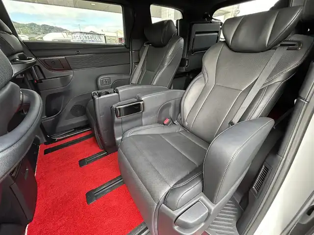 トヨタ アルファードハイブリット Z 福岡県 2024(令6)年 1.9万km プラチナホワイトパールマイカ ワンオーナー/左右独立ムーンルーフ（電動シェード付）/純正12.1インチフリップダウンモニター【V12T-R72C】/アドバンスドパーク/純正14インチコネクティッドナビ/　（Miracast/Bluetooth/フルセグTV/ナビ有）/フロント/サイド/バックカメラ/パノラミックビューモニター/トヨタセーフティーセンス/・・プリクラッシュセーフティ/・レーンディバーチャーアラート/・レーダークルーズコントロール/・レーンチェンジアシスト/・ロードサインアシスト/・プロアクティブドライビングアシスト/・フロント/リアトラフィックアラート/・ブラインドスポッドモニター/・安心降車アシスト/・後方車両接近告知/・パーキングサポートブレーキ/・クリアランスソナー/・リアカメラディテクション/オートマチックハイビーム/AC100V/純正18インチAW/両側パワースライドドア/パワーバックドア/黒色レザーシート/シートメモリ（D席）/パワーシート（D/N/）/シートヒーター/エアシート（D/N/2列目）/ステアリングヒーター/ビルトインETC2.0/デジタルインナーミラー/後席サンシェード/スペアキー×1/保証書