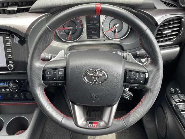 トヨタ ハイラックス Z GRスポーツ 千葉県 2022(令4)年 1.4万km スーパーホワイトⅡ AIS検査済み/【2506021541】/純正ナビ/パノラミックビューモニター/レーダークルーズ/ステアリングリモコン/パドルシフト/ETC/前後ドラレコ/トノカバー/クリアランスソナー/運転席パワーシート/LEDルームランプ/ベッドライナー/レーンディパーチャーアラート/アイドリングストップ/センターデフロック/リアフォグ/ハーフレザーシート/スマートキー/フロントフォグランプ/17AW WEDS　マッドヴァンスSD(社外）/TOYOオープンカントリーR/T（社外）/タナベ リフトアップキット（社外）/JAOSインナーフェンダー（社外）/GIギア ブルバー（社外）/社外パーツ取付有