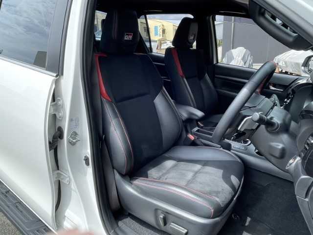 トヨタ ハイラックス Z GRスポーツ 千葉県 2022(令4)年 1.4万km スーパーホワイトⅡ AIS検査済み/【2506021541】/純正ナビ/パノラミックビューモニター/レーダークルーズ/ステアリングリモコン/パドルシフト/ETC/前後ドラレコ/トノカバー/クリアランスソナー/運転席パワーシート/LEDルームランプ/ベッドライナー/レーンディパーチャーアラート/アイドリングストップ/センターデフロック/リアフォグ/ハーフレザーシート/スマートキー/フロントフォグランプ/17AW WEDS　マッドヴァンスSD(社外）/TOYOオープンカントリーR/T（社外）/タナベ リフトアップキット（社外）/JAOSインナーフェンダー（社外）/GIギア ブルバー（社外）/社外パーツ取付有