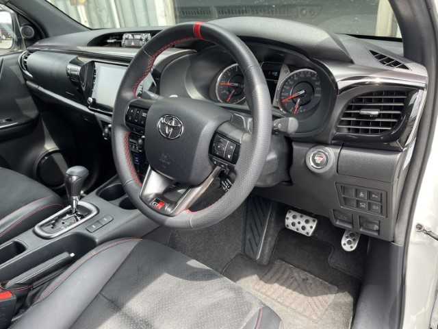 トヨタ ハイラックス Z GRスポーツ 千葉県 2022(令4)年 1.4万km スーパーホワイトⅡ AIS検査済み/【2506021541】/純正ナビ/パノラミックビューモニター/レーダークルーズ/ステアリングリモコン/パドルシフト/ETC/前後ドラレコ/トノカバー/クリアランスソナー/運転席パワーシート/LEDルームランプ/ベッドライナー/レーンディパーチャーアラート/アイドリングストップ/センターデフロック/リアフォグ/ハーフレザーシート/スマートキー/フロントフォグランプ/17AW WEDS　マッドヴァンスSD(社外）/TOYOオープンカントリーR/T（社外）/タナベ リフトアップキット（社外）/JAOSインナーフェンダー（社外）/GIギア ブルバー（社外）/社外パーツ取付有