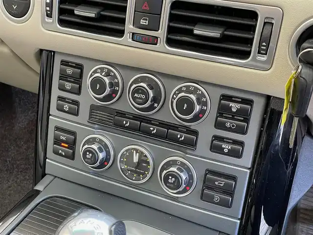 ランドローバー レンジローバー ヴォーグ 4．2V8 Sチャージド 岩手県 2008(平20)年 3.4万km 黒 ４WD/スーパーチャージャー/サンルーフ/ハーマンカードンロジック７サラウンドサウンドシステム/車高調整機能付きエアサスペンション/ヒルディセントコントロール/電動サイドステップ/本革シート/パワーシート/シートヒーター/シートベンチレーション/ステアリングヒーター/クルーズコントロール/コーナーセンサー/純正DVDナビ/バックカメラ/ETC/HIDヘッドライト