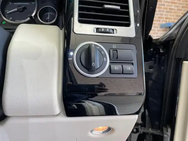 ランドローバー レンジローバー ヴォーグ 4．2V8 Sチャージド 岩手県 2008(平20)年 3.4万km 黒 ４WD/スーパーチャージャー/サンルーフ/ハーマンカードンロジック７サラウンドサウンドシステム/車高調整機能付きエアサスペンション/ヒルディセントコントロール/電動サイドステップ/本革シート/パワーシート/シートヒーター/シートベンチレーション/ステアリングヒーター/クルーズコントロール/コーナーセンサー/純正DVDナビ/バックカメラ/ETC/HIDヘッドライト