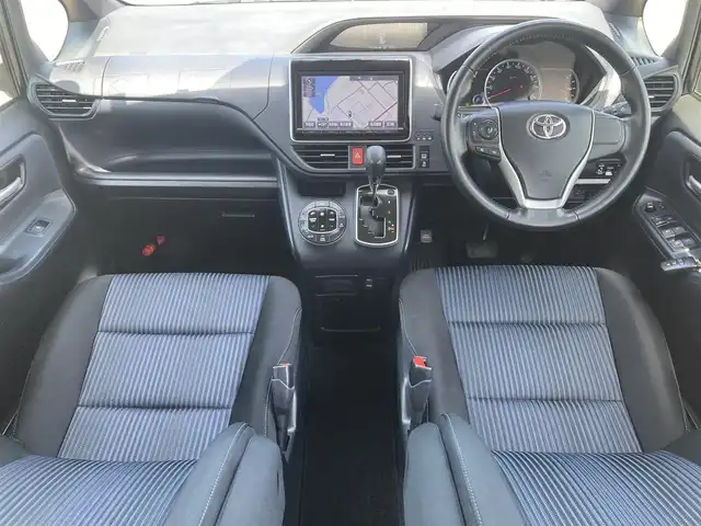 トヨタ ヴォクシー ZS 島根県 2014(平26)年 7.3万km ブラッキッシュアゲハガラスフレーク ディーラーOPナビ(CD/DVD/BT/フルセグ)/バックカメラ/両側パワースライドドア /ビルトインETC/アイドリングストップ/オートライト/前方ドライブレコーダー/LEDヘッドライト/純正フロアマット/純正ドアバイザー