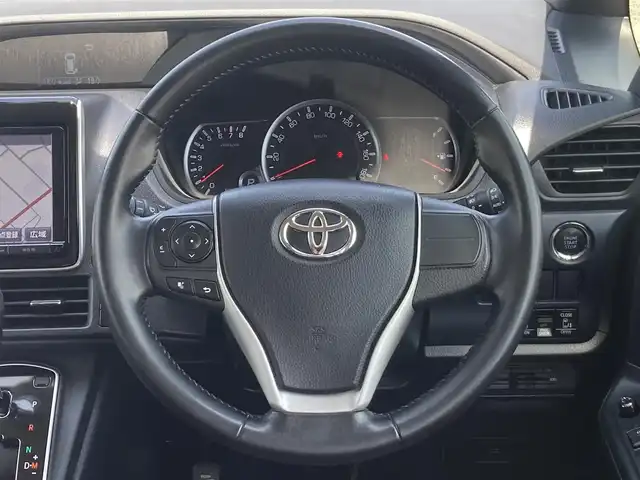 トヨタ ヴォクシー ZS 島根県 2014(平26)年 7.3万km ブラッキッシュアゲハガラスフレーク ディーラーOPナビ(CD/DVD/BT/フルセグ)/バックカメラ/両側パワースライドドア /ビルトインETC/アイドリングストップ/オートライト/前方ドライブレコーダー/LEDヘッドライト/純正フロアマット/純正ドアバイザー