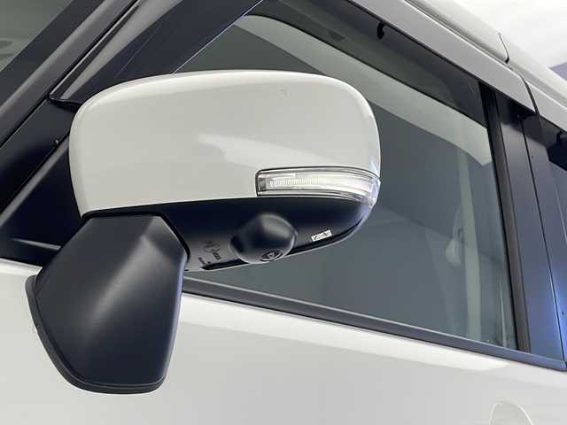 スズキ ソリオ HV MZ 長野県 2023(令5)年 2.4万km ピュアホワイトP 4WD/純正ナビ　/（フルセグ/Bluetooth/CD/DVD/アップルカープレイ/アンドロイドオート）/全方位モニター/両側電動スライドドア/ETC/デュアルブレーキサポート/レーンキープアシスト/レーダークルーズコントロール/コーナーセンサー/LEDヘッドライト/LEDフォグランプ/ヘッドアップディスプレイオーディオ/後席サーキュレーター/スマートキー/スペアキー
