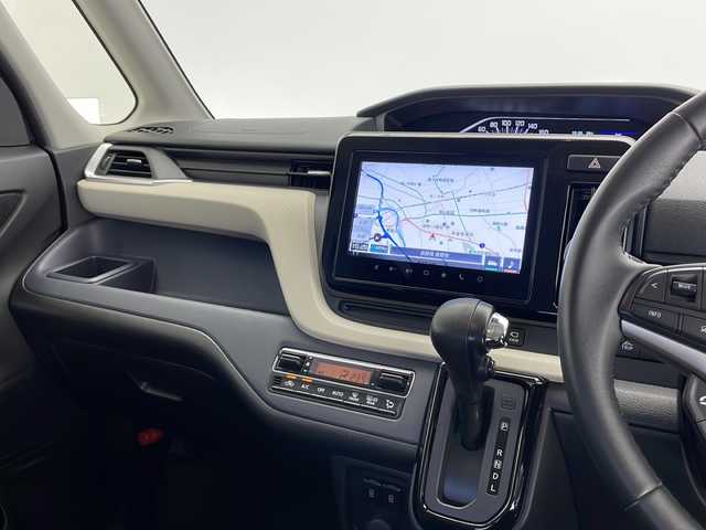 スズキ ソリオ HV MZ 長野県 2023(令5)年 2.4万km ピュアホワイトP 4WD/純正ナビ　/（フルセグ/Bluetooth/CD/DVD/アップルカープレイ/アンドロイドオート）/全方位モニター/両側電動スライドドア/ETC/デュアルブレーキサポート/レーンキープアシスト/レーダークルーズコントロール/コーナーセンサー/LEDヘッドライト/LEDフォグランプ/ヘッドアップディスプレイオーディオ/後席サーキュレーター/スマートキー/スペアキー