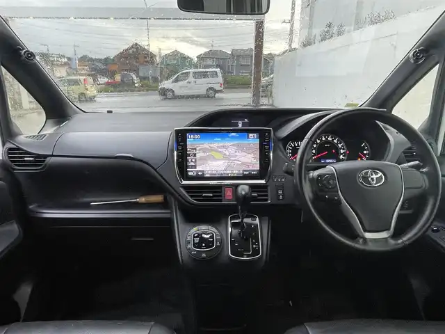 トヨタ ノア Si 千葉県 2014(平26)年 13.3万km ホワイトパールクリスタルシャイン (株)IDOMが運営する【じしゃロン八千代店】の自社ローン専用車両になります。/こちらは現金またはオートローンご利用時の価格です。自社ローンご希望の方は別途その旨お申付け下さい/10インチナビ/両側電動スライドドア/シートカバー/フルセグTVナビ/Bluetoothオーディオ対応