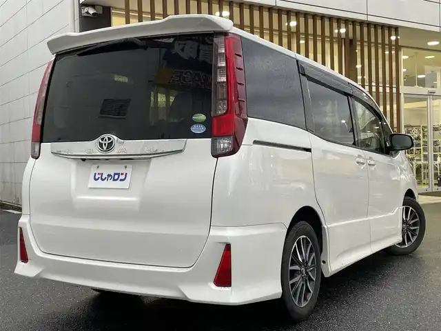 トヨタ ノア Si 千葉県 2014(平26)年 13.3万km ホワイトパールクリスタルシャイン (株)IDOMが運営する【じしゃロン八千代店】の自社ローン専用車両になります。/こちらは現金またはオートローンご利用時の価格です。自社ローンご希望の方は別途その旨お申付け下さい/10インチナビ/両側電動スライドドア/シートカバー/フルセグTVナビ/Bluetoothオーディオ対応