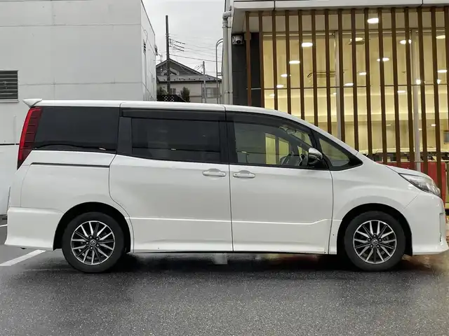トヨタ ノア Si 千葉県 2014(平26)年 13.3万km ホワイトパールクリスタルシャイン (株)IDOMが運営する【じしゃロン八千代店】の自社ローン専用車両になります。/こちらは現金またはオートローンご利用時の価格です。自社ローンご希望の方は別途その旨お申付け下さい/10インチナビ/両側電動スライドドア/シートカバー/フルセグTVナビ/Bluetoothオーディオ対応
