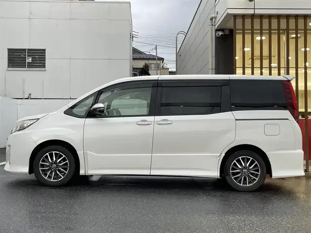 トヨタ ノア Si 千葉県 2014(平26)年 13.3万km ホワイトパールクリスタルシャイン (株)IDOMが運営する【じしゃロン八千代店】の自社ローン専用車両になります。/こちらは現金またはオートローンご利用時の価格です。自社ローンご希望の方は別途その旨お申付け下さい/10インチナビ/両側電動スライドドア/シートカバー/フルセグTVナビ/Bluetoothオーディオ対応