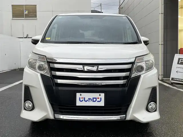 トヨタ ノア Si 千葉県 2014(平26)年 13.3万km ホワイトパールクリスタルシャイン (株)IDOMが運営する【じしゃロン八千代店】の自社ローン専用車両になります。/こちらは現金またはオートローンご利用時の価格です。自社ローンご希望の方は別途その旨お申付け下さい/10インチナビ/両側電動スライドドア/シートカバー/フルセグTVナビ/Bluetoothオーディオ対応
