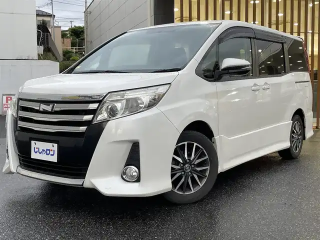 トヨタ ノア Si 千葉県 2014(平26)年 13.3万km ホワイトパールクリスタルシャイン (株)IDOMが運営する【じしゃロン八千代店】の自社ローン専用車両になります。/こちらは現金またはオートローンご利用時の価格です。自社ローンご希望の方は別途その旨お申付け下さい/10インチナビ/両側電動スライドドア/シートカバー/フルセグTVナビ/Bluetoothオーディオ対応