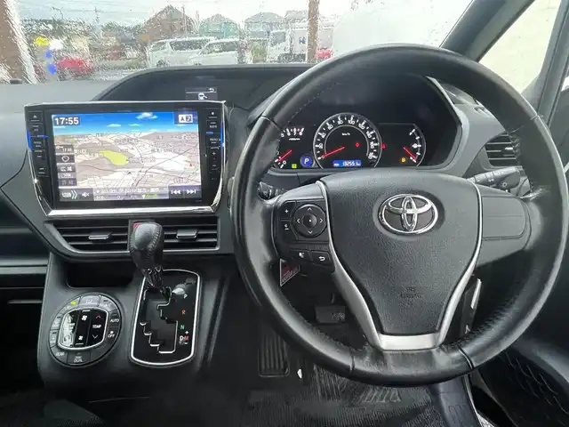 トヨタ ノア Si 千葉県 2014(平26)年 13.3万km ホワイトパールクリスタルシャイン (株)IDOMが運営する【じしゃロン八千代店】の自社ローン専用車両になります。/こちらは現金またはオートローンご利用時の価格です。自社ローンご希望の方は別途その旨お申付け下さい/10インチナビ/両側電動スライドドア/シートカバー/フルセグTVナビ/Bluetoothオーディオ対応