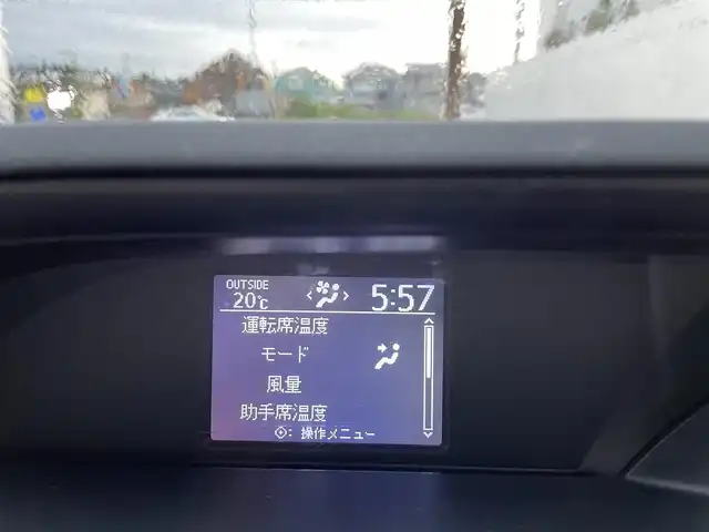トヨタ ノア Si 千葉県 2014(平26)年 13.3万km ホワイトパールクリスタルシャイン (株)IDOMが運営する【じしゃロン八千代店】の自社ローン専用車両になります。/こちらは現金またはオートローンご利用時の価格です。自社ローンご希望の方は別途その旨お申付け下さい/10インチナビ/両側電動スライドドア/シートカバー/フルセグTVナビ/Bluetoothオーディオ対応