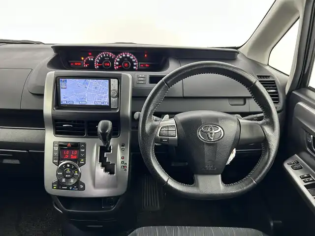 トヨタ ヴォクシー ZS 煌Ⅱ 愛知県 2011(平23)年 5.7万km ブラック 純正ディーラーオプション7インチHDDナビ/フルセグTV/バックカメラ/純正9インチ後席フリップダウンモニター/ビルトインETC/ステアリングスイッチ/オートエアコン/両側パワースライドドア/キャプテンシート/純正16インチアルミホイール/LEDヘッドライト/フロントフォグランプ/電動格納ウィンカーミラー/ドアバイザー/スマートキー