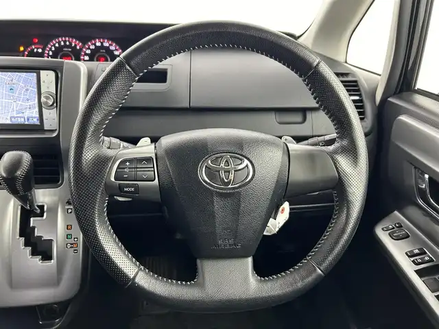 トヨタ ヴォクシー ZS 煌Ⅱ 愛知県 2011(平23)年 5.7万km ブラック 純正ディーラーオプション7インチHDDナビ/フルセグTV/バックカメラ/純正9インチ後席フリップダウンモニター/ビルトインETC/ステアリングスイッチ/オートエアコン/両側パワースライドドア/キャプテンシート/純正16インチアルミホイール/LEDヘッドライト/フロントフォグランプ/電動格納ウィンカーミラー/ドアバイザー/スマートキー