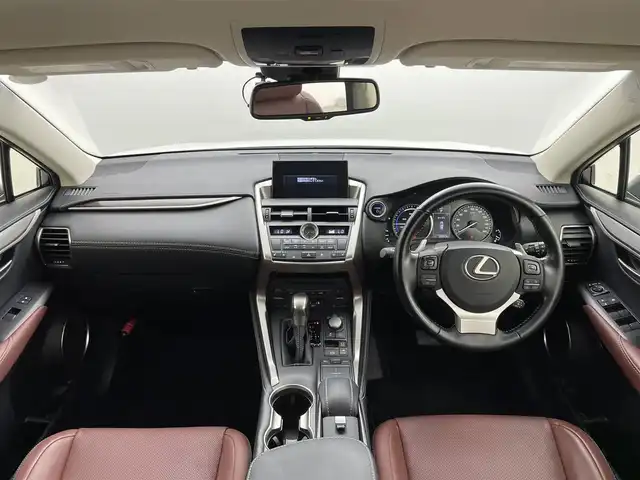 レクサス ＮＸ 300h バージョンL 岡山県 2017(平29)年 5.4万km ソニッククォーツ 純正ナビ/【ナビ/フルセグ/Bluetooth/DVD/AUX】	/バックカメラ(サイド付)/追従型クルーズコントロール	/オートハイビーム	/LEDヘッドライト（AUTO機能付き）	/ビルトインETC２．０	/パワーバックドア/前席シートヒーター/ステアリングヒーター/前席エアシート/オートブレーキホールド	/前席パワーシート	/衝突軽減ブレーキシステム	/車線逸脱防止システム	/横滑り防止装置	/踏み間違い防止装置/社外ドライブレコーダー（全方位）	/純正18インチアルミ	/コーナーセンサー（前後）	/100V電源/社外フロアマット	/ステアリングスイッチ/チルトステアリング/シートリフター/ウィンカーミラー	/ISOFIX	/パドルシフト/プッシュスタート