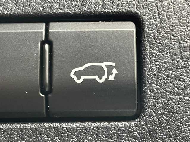 レクサス ＮＸ 300h バージョンL 岡山県 2017(平29)年 5.4万km ソニッククォーツ 純正ナビ/【ナビ/フルセグ/Bluetooth/DVD/AUX】	/バックカメラ(サイド付)/追従型クルーズコントロール	/オートハイビーム	/LEDヘッドライト（AUTO機能付き）	/ビルトインETC２．０	/パワーバックドア/前席シートヒーター/ステアリングヒーター/前席エアシート/オートブレーキホールド	/前席パワーシート	/衝突軽減ブレーキシステム	/車線逸脱防止システム	/横滑り防止装置	/踏み間違い防止装置/社外ドライブレコーダー（全方位）	/純正18インチアルミ	/コーナーセンサー（前後）	/100V電源/社外フロアマット	/ステアリングスイッチ/チルトステアリング/シートリフター/ウィンカーミラー	/ISOFIX	/パドルシフト/プッシュスタート