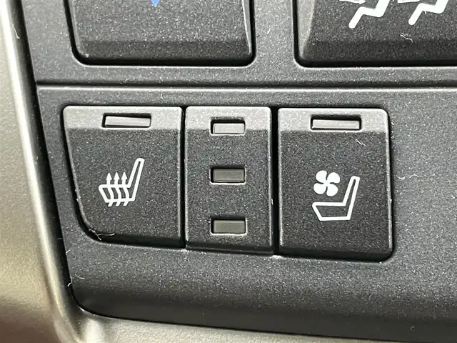 レクサス ＮＸ 300h バージョンL 岡山県 2017(平29)年 5.4万km ソニッククォーツ 純正ナビ/【ナビ/フルセグ/Bluetooth/DVD/AUX】	/バックカメラ(サイド付)/追従型クルーズコントロール	/オートハイビーム	/LEDヘッドライト（AUTO機能付き）	/ビルトインETC２．０	/パワーバックドア/前席シートヒーター/ステアリングヒーター/前席エアシート/オートブレーキホールド	/前席パワーシート	/衝突軽減ブレーキシステム	/車線逸脱防止システム	/横滑り防止装置	/踏み間違い防止装置/社外ドライブレコーダー（全方位）	/純正18インチアルミ	/コーナーセンサー（前後）	/100V電源/社外フロアマット	/ステアリングスイッチ/チルトステアリング/シートリフター/ウィンカーミラー	/ISOFIX	/パドルシフト/プッシュスタート