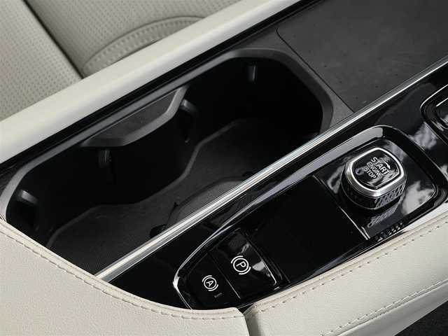 ボルボ Ｖ９０ B6 AWD インスクリプション 山梨県 2022(令4)年 5.2万km クリスタルホワイトP Google搭載/Bowers/Wilkins/パノラマSR/エアサス装着車/AppleCarPlay/AndroidAuto/360°カメラ/前後コーナーセンサー/ACC/BLIS/LKA/HUD/白革/全席シートヒーター/前席ベンチレーション/ステアリングヒーター/電動テールゲート（フットオープナー付）/ワイヤレスチャージ/LEDヘッドライト/ETC/純正19インチAW