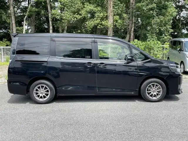 トヨタ ヴォクシー X 栃木県 2014(平26)年 12.5万km ブラック (株)IDOMが運営する【じしゃロン宇都宮店】の自社ローン専用車両になります。こちらは現金またはオートローンご利用時の価格です。自社ローンご希望の方は別途その旨お申付け下さい/禁煙車/純正９型ＳＤナビ/バックカメラ/Ｂｌｕｅｔｏｏｔｈ接続/ＥＴＣ/ＣＤ／ＤＶＤ/片側パワースライドドア/ステアリングスイッチ/ＬＥＤヘッドライト/オートライト/サンシェード/ドアバイザー/ISOFIX/フルセグTV