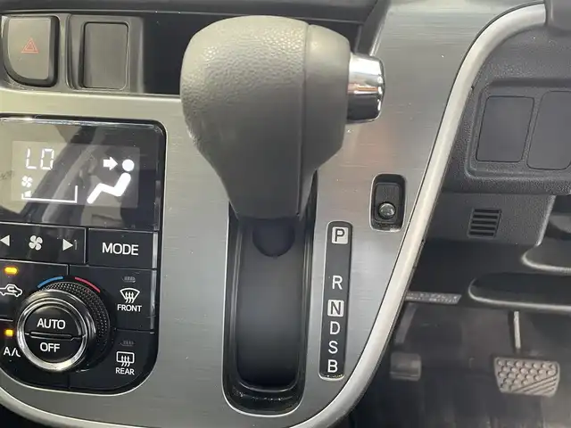 ダイハツ ムーヴ カスタム X SAⅡ 沖縄県 2015(平27)年 5.6万km ナイトシャドーパープルクリスタルM (株)IDOMが運営する【じしゃロンOO店】の自社ローン専用車両になりますこちらは現金またはオートローンご利用時の価格です。自社ローンご希望の方は別途その旨お申付け下さい/・プッシュスタート　/・ナビ　/・ＴＶ　/・アイドリングストップ　/・横滑り防止装置　/・ＡＢＳ　/・レーンキープアシスト　/・衝突被害軽減システム　/・純正フロアマット　/・純正アルミホイール　/・取扱説明書　/・スマートキー