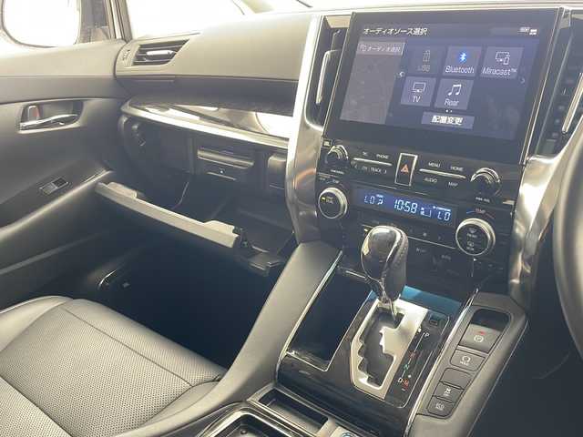 トヨタ アルファード S Cパッケージ 沖縄県 2022(令4)年 2.1万km ホワイトパールクリスタルシャイン 10．5型ナビ＋JBLプレミアムサウンド（MOP)/　BD/DVD/CD/SD/AM/FM/USB/フルセグ/パノラミックビューモニター（MOP)/13.3型リアエンターテインメントシステム（MOP)/ツインムーンルーフ（MOP)/モデリスタエアロ（F・S・R）/デジタルインナーミラー（MOP)/両側パワースライドドア/パワーバックドア/ビルトインETC2.0/前後ドライブレコーダー（ZDR016）/トヨタセーフティセンス/ブラインドスポットモニター（MOP)/インテリジェントパーキングアシスト（MOP)/合皮シート/1・2列目パワーシート/前席シートヒーター/前席シートエアコン/ステアリングヒーター/LEDヘッドライト/オートライト/アクセサリーコンセント（AC100V)/純正18インチAW/スペアタイヤ（MOP)/純正フロアマット/プッシュスタート/スマートキ―/取扱説明書/保証書