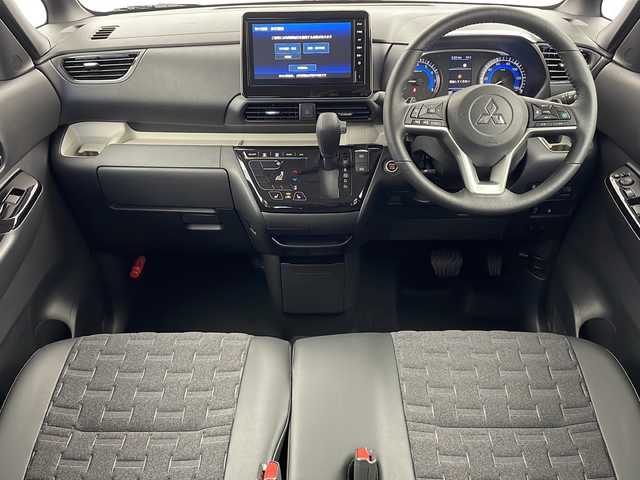 三菱 デリカミニ T プレミアム 栃木県 2025(令7)年 0.1千km アメジストブラック/シルキーホワイト 届出済未使用車/純正9型ディスプレイオーディオ/（AppleCarPlay/AndroidAuto/AM/FM/BT）/全周囲カメラ/インテリジェントルームミラー/両側パワースライドドア/プリクラッシュブレーキ/車線逸脱警報/先行車発進お知らせ/道路標識表示/ふらつき警報/ステアリングヒーター/シートヒーター/ステアリングスイッチ/電動格納ミラー/パドルシフト/純正アルミホイール/プッシュスタート/スマートキー/T　PREMIUM　4WD　9型ディスプレイオーディオ（121/330）　サイドデカール（33/440）