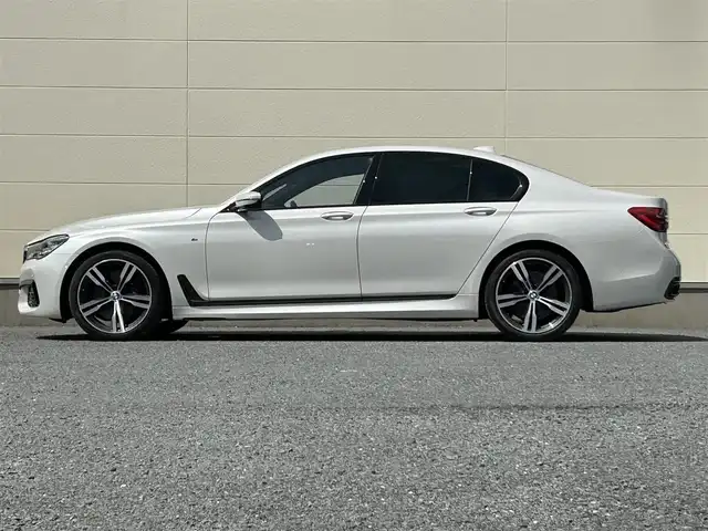 ＢＭＷ ７４０ｉ Mスポーツ 茨城県 2016(平28)年 5.5万km ミネラルホワイト 純正メーカオプションナビ/　(フルセグ/CD/DVD/Bluetooth)/全方位カメラ/黒革シート/サンルーフ/ETC/ドライビングアシスト/ハーマンカードン/クルーズコントロール/パドルシフト/パワーバックドア/プッシュスタート/USB入力端子/シートヒーター/パワーシート/LEDヘッドライト/純正アルミホイール