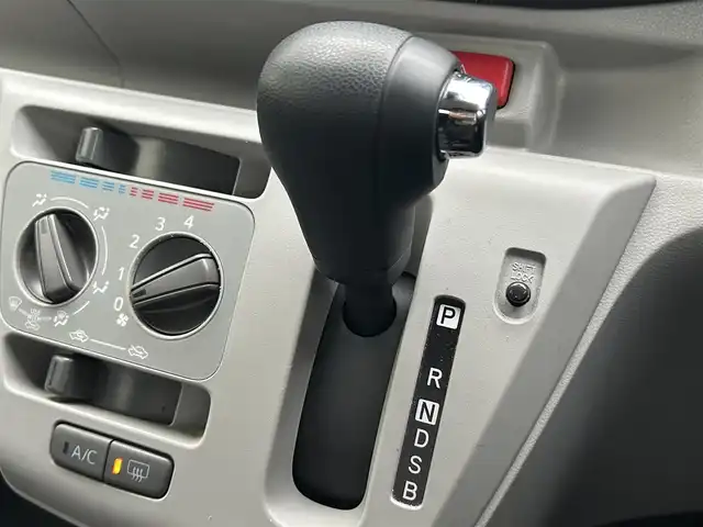 ダイハツ ミラ イース X SAⅢ 滋賀県 2019(令1)年 5.9万km ホワイト 純正オーディオ【CC-W67D】/(AM/FM/CD/AUX)/ETC/踏み間違い防止アシスト/プリクラッシュブレーキアシスト/ヒルスタート（坂道発進）アシスト/前方衝突防止支援システム/TCS（トラクションコントロールシステム）/VDC（ビークルダイナミクスコントロール）/レーンキープアシスト/ABS（アンチロックブレーキシステム）/コーナー・バックセンサー（ソナー）/電動格納ミラー/アイドリングストップ/オートライト/オートハイビーム/LEDヘッドライト/マニュアルエアコン/リモコンキー/純正フロアマット/純正ホイールキャップ