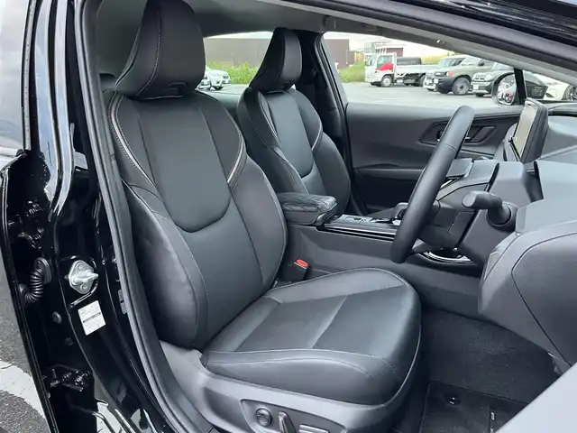 トヨタ プリウス Z 奈良県 2023(令5)年 1.2万km アティチュードブラックマイカ 純正１２．３インチディスプレイオーディオ/（フルセグ/BT/AppleCarPlay/AndroidAuto)/モデリスタフルエアロ/レーダークルーズコントロール/アラウンドビューモニター/ブラインドスポットモニター/プリクラッシュセーフティ/インテリジェントパーキングアシスト/レーンキープアシスト/電動リアゲート/ブラックレザーシート/運転席メモリ付きパワーシート/パワーイージーアクセスシステム/前席シートヒーター/前席エアーシート/ステアイングヒーター/ワイヤレス充電/デジタルインナーミラー/ETC2.0/純正19インチAW/スペアキーX1