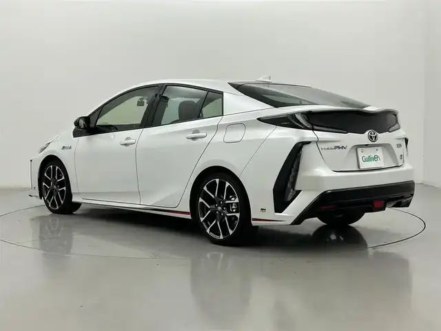 トヨタ プリウス ＰＨＶ S GRスポーツ 熊本県 2021(令3)年 4.2万km プラチナホワイトパールマイカ ワンオーナー　/純正ナビNSZT-Y68T（ＣＤ・ＤＶＤ・フルセグ・ＢＴ）/バックカメラ　/前方ドライブレコーダー　/ビルトインＥＴＣ　/前席シートヒーター　/トヨタセーフティーセンス/・プリクラッシュセーフティ/・レーンディパーチャーアラート/・アダブティブクルーズコントロール/・オートハイビーム/横滑り防止/GR専用ステア/充電ケーブル/ハーフレザーシート/純正フロアマット/純正１８インチAW/オートライト/LEDヘッドライト/フォグランプ/スマートキー/プッシュスタート/スペアキー1本/保証書/取扱説明書