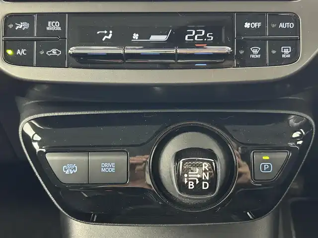 トヨタ プリウス ＰＨＶ S GRスポーツ 熊本県 2021(令3)年 4.2万km プラチナホワイトパールマイカ ワンオーナー　/純正ナビNSZT-Y68T（ＣＤ・ＤＶＤ・フルセグ・ＢＴ）/バックカメラ　/前方ドライブレコーダー　/ビルトインＥＴＣ　/前席シートヒーター　/トヨタセーフティーセンス/・プリクラッシュセーフティ/・レーンディパーチャーアラート/・アダブティブクルーズコントロール/・オートハイビーム/横滑り防止/GR専用ステア/充電ケーブル/ハーフレザーシート/純正フロアマット/純正１８インチAW/オートライト/LEDヘッドライト/フォグランプ/スマートキー/プッシュスタート/スペアキー1本/保証書/取扱説明書