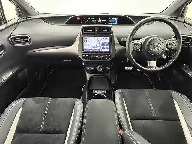 トヨタ プリウス ＰＨＶ S GRスポーツ 熊本県 2021(令3)年 4.2万km プラチナホワイトパールマイカ ワンオーナー　/純正ナビNSZT-Y68T（ＣＤ・ＤＶＤ・フルセグ・ＢＴ）/バックカメラ　/前方ドライブレコーダー　/ビルトインＥＴＣ　/前席シートヒーター　/トヨタセーフティーセンス/・プリクラッシュセーフティ/・レーンディパーチャーアラート/・アダブティブクルーズコントロール/・オートハイビーム/横滑り防止/GR専用ステア/充電ケーブル/ハーフレザーシート/純正フロアマット/純正１８インチAW/オートライト/LEDヘッドライト/フォグランプ/スマートキー/プッシュスタート/スペアキー1本/保証書/取扱説明書