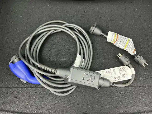 トヨタ プリウス ＰＨＶ S GRスポーツ 熊本県 2021(令3)年 4.2万km プラチナホワイトパールマイカ ワンオーナー　/純正ナビNSZT-Y68T（ＣＤ・ＤＶＤ・フルセグ・ＢＴ）/バックカメラ　/前方ドライブレコーダー　/ビルトインＥＴＣ　/前席シートヒーター　/トヨタセーフティーセンス/・プリクラッシュセーフティ/・レーンディパーチャーアラート/・アダブティブクルーズコントロール/・オートハイビーム/横滑り防止/GR専用ステア/充電ケーブル/ハーフレザーシート/純正フロアマット/純正１８インチAW/オートライト/LEDヘッドライト/フォグランプ/スマートキー/プッシュスタート/スペアキー1本/保証書/取扱説明書