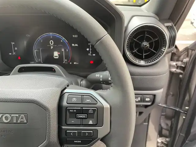 トヨタ ランドクルーザー ２５０ VX 東京都 2024(令6)年 0.3万km アバンギャルドブロンズメタリック ワンオーナー/セーフティセンス/純正メーカーフルセグナビTV/Bluetooth HDMI/全方位モニター/サンルーフ/黒革シート/パワーシート（運転席）/シートヒーター（前席）/エアシート（前席）/衝突被害軽減ブレーキ/クリアランスソナー/ブラインドスポットモニター/レーダークルーズコントロール/レーンディバーチャーアラート/発進遅れ告知機能/ドライバー異常時対応システム/オートマチックハイビーム/純正LEDヘッドライト/革巻きステアリングホイール/ステアリングヒーター/左右独立温度調整オートエアコン/充電用USB端子（1列目２列目３列目）/ISOFIX/ルーフレール/ETC2.0/スペアキー/保証書＆取扱説明書