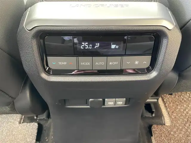 トヨタ ランドクルーザー ２５０ VX 東京都 2024(令6)年 0.3万km アバンギャルドブロンズメタリック ワンオーナー/セーフティセンス/純正メーカーフルセグナビTV/Bluetooth HDMI/全方位モニター/サンルーフ/黒革シート/パワーシート（運転席）/シートヒーター（前席）/エアシート（前席）/衝突被害軽減ブレーキ/クリアランスソナー/ブラインドスポットモニター/レーダークルーズコントロール/レーンディバーチャーアラート/発進遅れ告知機能/ドライバー異常時対応システム/オートマチックハイビーム/純正LEDヘッドライト/革巻きステアリングホイール/ステアリングヒーター/左右独立温度調整オートエアコン/充電用USB端子（1列目２列目３列目）/ISOFIX/ルーフレール/ETC2.0/スペアキー/保証書＆取扱説明書