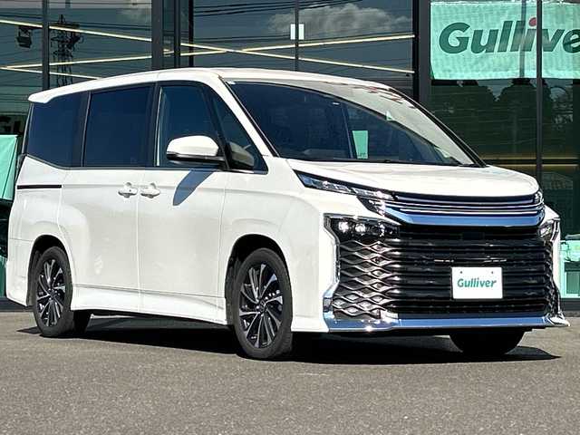 トヨタ ヴォクシー ハイブリッド S－Z 鹿児島県 2023(令5)年 1.7万km ホワイトパールクリスタルシャイン ワンオーナー/トヨタセーフティセンス/純正14インチフリップダウンモニター/純正ディスプレイオーディオ/（フルセグTV/Bluetooth/Miracast/CD/DVD/USB）/バックカメラ/両側パワースライドドア/助手席側ユニバーサルステップ/モデリスタシグネチャーイルミグリル/レーダークルーズコントロール/レーンディパーチャーアラート/プリクラッシュセーフティー/LEDヘッドライト/ハーフレザーシート/純正17インチアルミホイール/ステアリングヒーター/スマートキー/ETC2.0