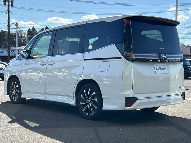トヨタ ヴォクシー ハイブリッド S－Z 鹿児島県 2023(令5)年 1.7万km ホワイトパールクリスタルシャイン ワンオーナー/トヨタセーフティセンス/純正14インチフリップダウンモニター/純正ディスプレイオーディオ/（フルセグTV/Bluetooth/Miracast/CD/DVD/USB）/バックカメラ/両側パワースライドドア/助手席側ユニバーサルステップ/モデリスタシグネチャーイルミグリル/レーダークルーズコントロール/レーンディパーチャーアラート/プリクラッシュセーフティー/LEDヘッドライト/ハーフレザーシート/純正17インチアルミホイール/ステアリングヒーター/スマートキー/ETC2.0