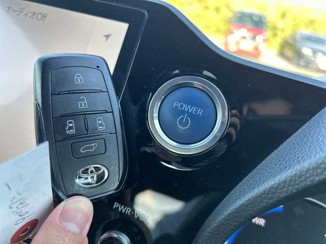 トヨタ ヴォクシー ハイブリッド S－Z 鹿児島県 2023(令5)年 1.7万km ホワイトパールクリスタルシャイン ワンオーナー/トヨタセーフティセンス/純正14インチフリップダウンモニター/純正ディスプレイオーディオ/（フルセグTV/Bluetooth/Miracast/CD/DVD/USB）/バックカメラ/両側パワースライドドア/助手席側ユニバーサルステップ/モデリスタシグネチャーイルミグリル/レーダークルーズコントロール/レーンディパーチャーアラート/プリクラッシュセーフティー/LEDヘッドライト/ハーフレザーシート/純正17インチアルミホイール/ステアリングヒーター/スマートキー/ETC2.0