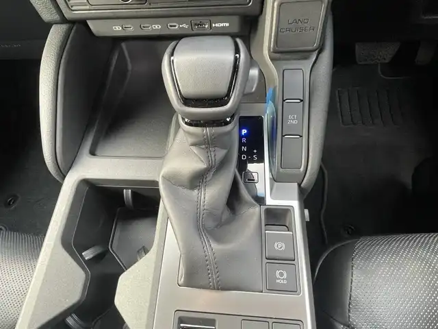 トヨタ ランドクルーザー ２５０ VX 兵庫県 2024(令6)年 0.8万km プラチナホワイトパールマイカ メーカーOPトヨタチームメイト/12.3インチディスプレイオーディオ/パノラミックビューモニター/黒レザー　ベンチレーションシート/モデリスタ/パワーバックドア/デジタルインナーミラー/サンルーフ/丸目LEDヘッドライト/社外フロアマット＋トランクマット/ワンオーナー/フルセグTV/パワーシート/シートヒーター/ルーフレール