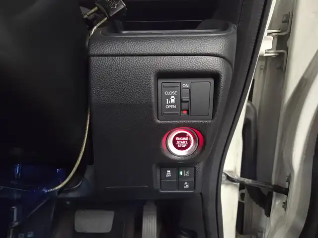 ホンダ Ｎ ＢＯＸ カスタム G L ホンダセンシング 長崎県 2020(令2)年 6.9万km プラチナホワイトパール 純正8型ナビ/フルセグTV/片側パワースライドドア/バックカメラ/ビルトインETC/アダプティブクルーズコントロール/ホンダセンシング/・衝突被害軽減ブレーキ/・車線逸脱防止支援システム/・前後誤発進抑制機能/・標識認識機能/・オートハイビーム/LEDヘッドランプ/ステアリングスイッチ/ベンチシート/前席シートヒーター/後席チップアップシート/純正14インチアルミホイール/スマートキー/プッシュエンジンスタート/禁煙車