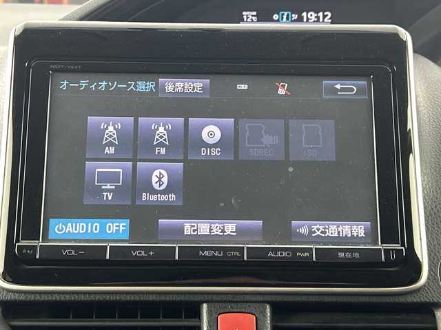 トヨタ エスクァイア ハイブリッド Gi 愛知県 2015(平27)年 6.8万km ブラック 禁煙車/純正9インチナビ/(Bluetooth CD DVD SD FM AM フルセグTV)/ワイヤレス充電/ルーフキャリア/バックカメラ/クルーズコントロール/車両接近通報装置/電動パーキングスイッチ/ビルトインETC/両側パワースライドドア/レザーシート/前席シートヒーター/ナノイー/純正フロアマット/純正15インチアルミホイール/HIDヘッドライト/フロントフォグランプ/Wエアコン/ISO FIX