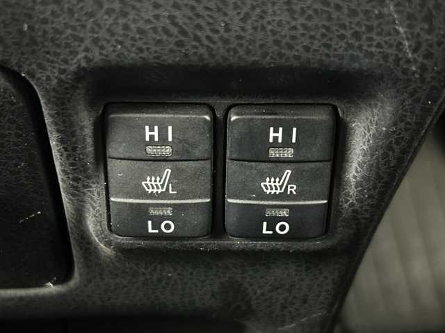 トヨタ エスクァイア ハイブリッド Gi 愛知県 2015(平27)年 6.8万km ブラック 禁煙車/純正9インチナビ/(Bluetooth CD DVD SD FM AM フルセグTV)/ワイヤレス充電/ルーフキャリア/バックカメラ/クルーズコントロール/車両接近通報装置/電動パーキングスイッチ/ビルトインETC/両側パワースライドドア/レザーシート/前席シートヒーター/ナノイー/純正フロアマット/純正15インチアルミホイール/HIDヘッドライト/フロントフォグランプ/Wエアコン/ISO FIX