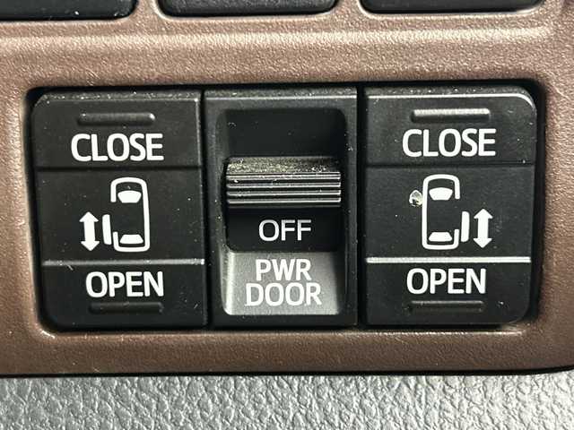 トヨタ エスクァイア ハイブリッド Gi 愛知県 2015(平27)年 6.8万km ブラック 禁煙車/純正9インチナビ/(Bluetooth CD DVD SD FM AM フルセグTV)/ワイヤレス充電/ルーフキャリア/バックカメラ/クルーズコントロール/車両接近通報装置/電動パーキングスイッチ/ビルトインETC/両側パワースライドドア/レザーシート/前席シートヒーター/ナノイー/純正フロアマット/純正15インチアルミホイール/HIDヘッドライト/フロントフォグランプ/Wエアコン/ISO FIX