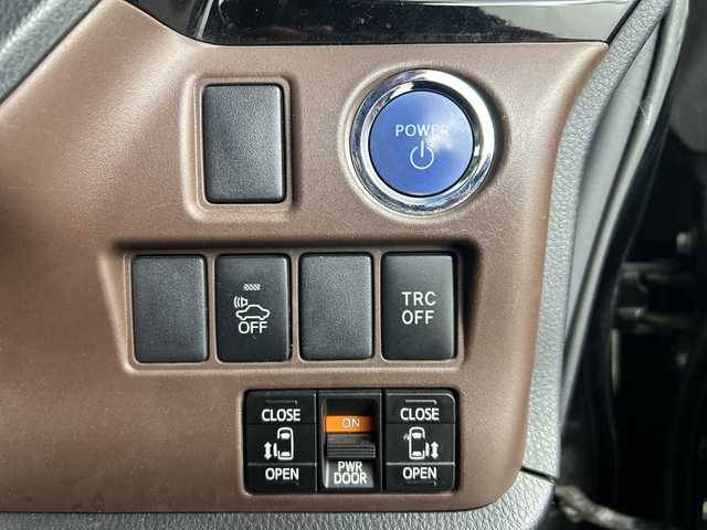 トヨタ エスクァイア ハイブリッド Gi 愛知県 2015(平27)年 6.8万km ブラック 禁煙車/純正9インチナビ/(Bluetooth CD DVD SD FM AM フルセグTV)/ワイヤレス充電/ルーフキャリア/バックカメラ/クルーズコントロール/車両接近通報装置/電動パーキングスイッチ/ビルトインETC/両側パワースライドドア/レザーシート/前席シートヒーター/ナノイー/純正フロアマット/純正15インチアルミホイール/HIDヘッドライト/フロントフォグランプ/Wエアコン/ISO FIX