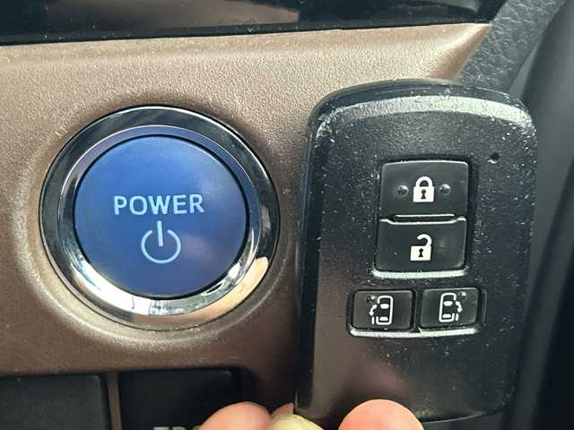 トヨタ エスクァイア ハイブリッド Gi 愛知県 2015(平27)年 6.8万km ブラック 禁煙車/純正9インチナビ/(Bluetooth CD DVD SD FM AM フルセグTV)/ワイヤレス充電/ルーフキャリア/バックカメラ/クルーズコントロール/車両接近通報装置/電動パーキングスイッチ/ビルトインETC/両側パワースライドドア/レザーシート/前席シートヒーター/ナノイー/純正フロアマット/純正15インチアルミホイール/HIDヘッドライト/フロントフォグランプ/Wエアコン/ISO FIX