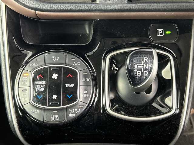 トヨタ エスクァイア ハイブリッド Gi 愛知県 2015(平27)年 6.8万km ブラック 禁煙車/純正9インチナビ/(Bluetooth CD DVD SD FM AM フルセグTV)/ワイヤレス充電/ルーフキャリア/バックカメラ/クルーズコントロール/車両接近通報装置/電動パーキングスイッチ/ビルトインETC/両側パワースライドドア/レザーシート/前席シートヒーター/ナノイー/純正フロアマット/純正15インチアルミホイール/HIDヘッドライト/フロントフォグランプ/Wエアコン/ISO FIX