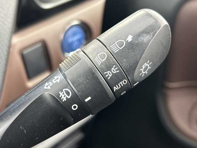 トヨタ エスクァイア ハイブリッド Gi 愛知県 2015(平27)年 6.8万km ブラック 禁煙車/純正9インチナビ/(Bluetooth CD DVD SD FM AM フルセグTV)/ワイヤレス充電/ルーフキャリア/バックカメラ/クルーズコントロール/車両接近通報装置/電動パーキングスイッチ/ビルトインETC/両側パワースライドドア/レザーシート/前席シートヒーター/ナノイー/純正フロアマット/純正15インチアルミホイール/HIDヘッドライト/フロントフォグランプ/Wエアコン/ISO FIX